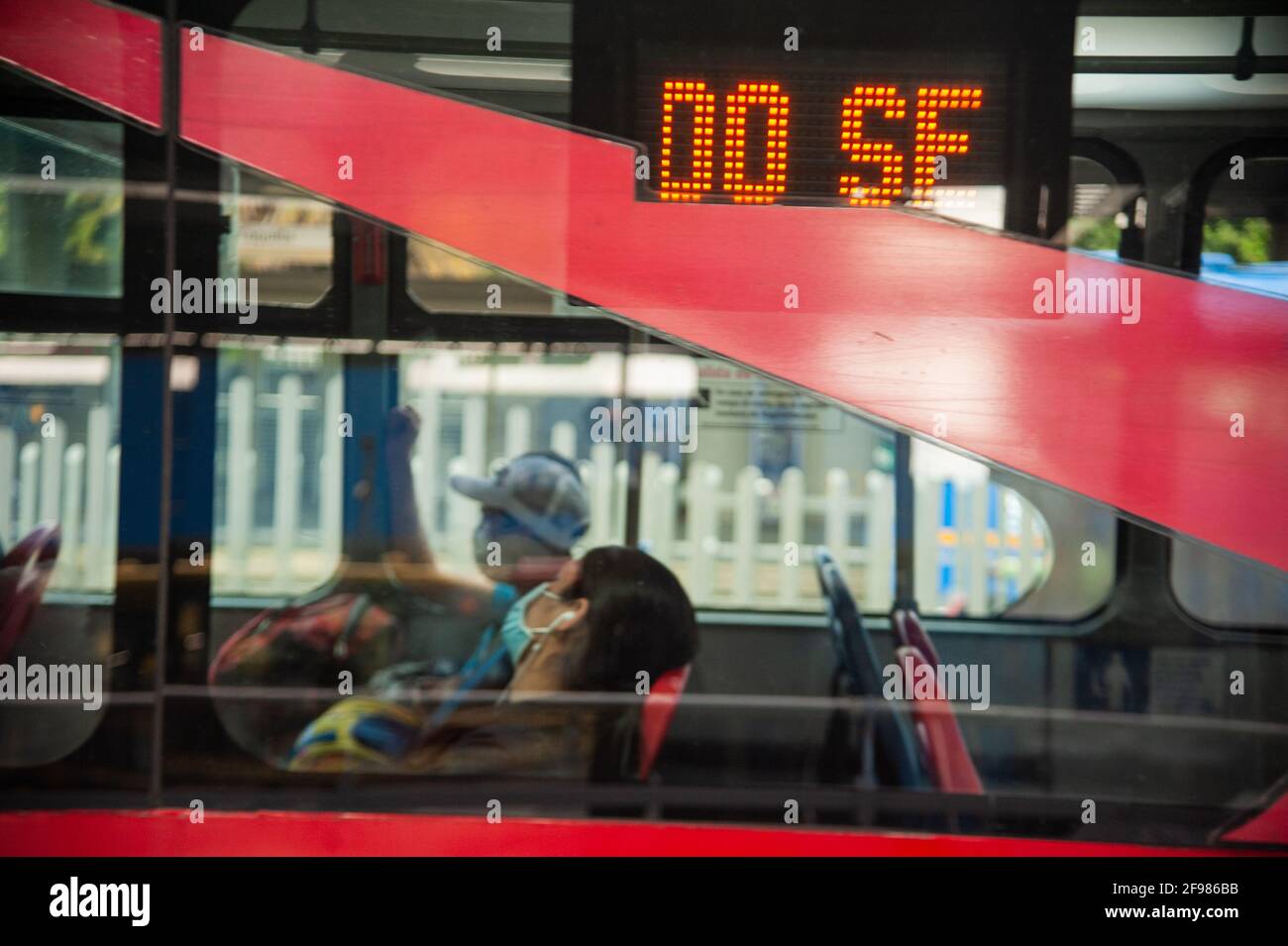 Das Wort „Dose“, das in einem Transmilenio-Bus-Panel gesehen wird, als es am 15. April 2021 inmitten einer zweiten 3-tägigen Quarantäne in Portal el Doradoin Bogota, Kolumbien, eintrifft Stockfoto