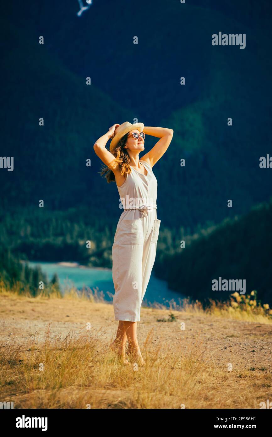 Eine aufgeregte junge Frau, die den beeindruckenden North Cascades National Park erkundet Stockfoto