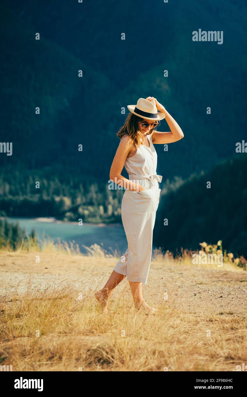 Eine aufgeregte junge Frau, die den beeindruckenden North Cascades National Park erkundet Stockfoto