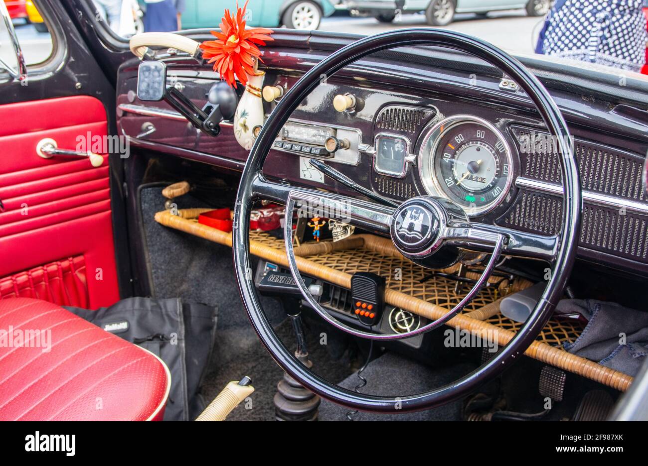 PATTAYA, THAILAND - 21. März 2021: Das Interieur eines alten, ungewöhnlich gestalteten VW Käfer, der auf einer Automobilausstellung in Thailand in Asien entdeckt wurde Stockfoto