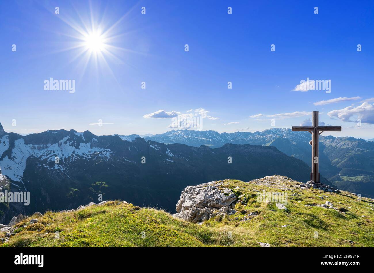 Alpine Berglandschaft mit Gipfelkreuz an einem sonnigen Sommertag. Blick auf das Nebelhorn. Allgäuer Alpen, Bayern, Deutschland Stockfoto