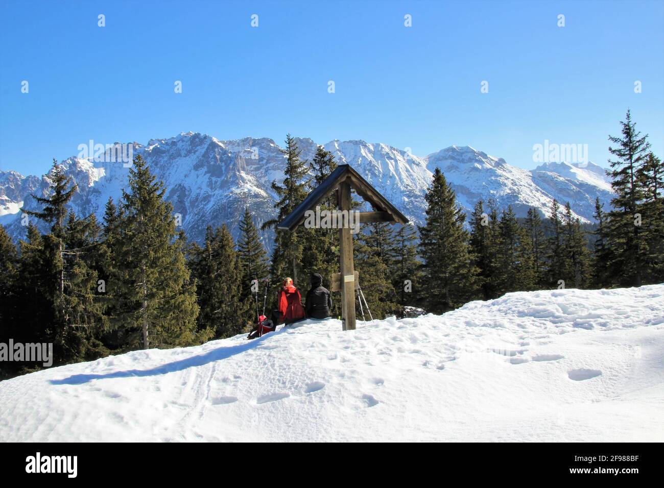 Winterwanderung 2 Frauen zum Grünkopf bei Mittenwald, Europa, Deutschland, Bayern, Oberbayern, Isartal, Karwendelgebirge, Kreuz Stockfoto