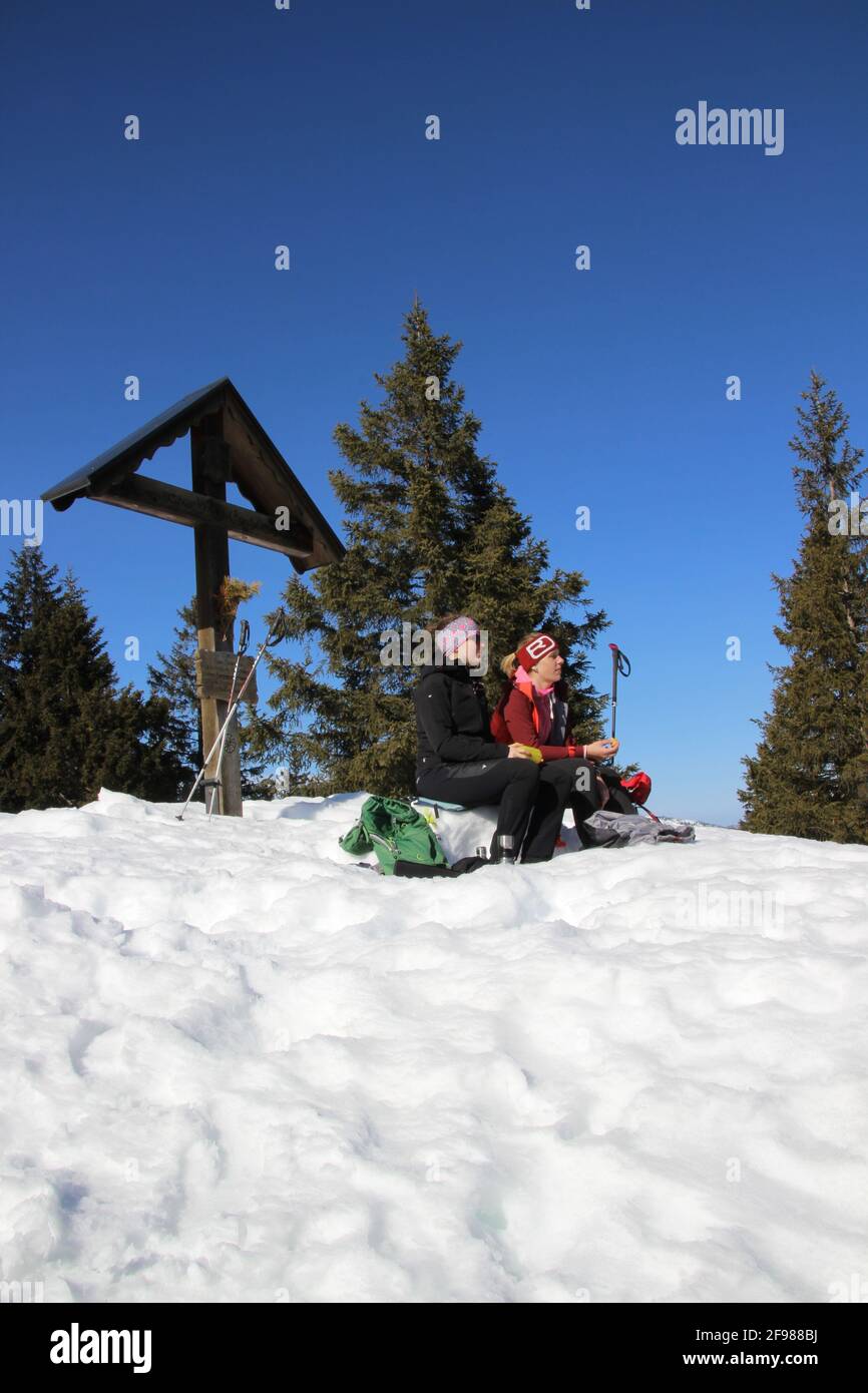 Winterwanderung 2 Frauen zum Grünkopf bei Mittenwald, Europa, Deutschland, Bayern, Oberbayern, Isartal, Kreuz, Imbiss Stockfoto