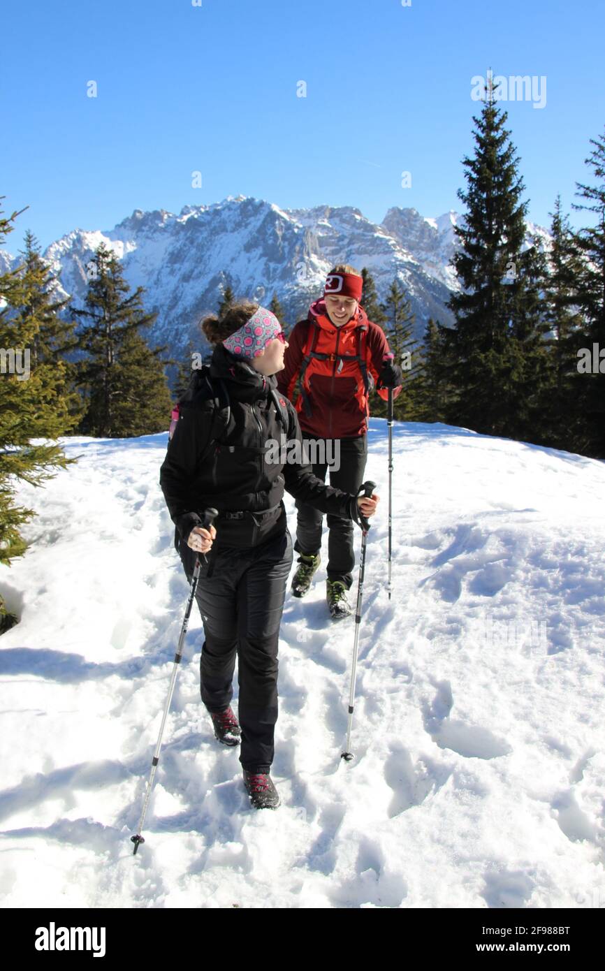 Winterwanderung 2 Frauen zum Grünkopf bei Mittenwald, Europa, Deutschland, Bayern, Oberbayern, Isartal, Karwendelgebirge Stockfoto