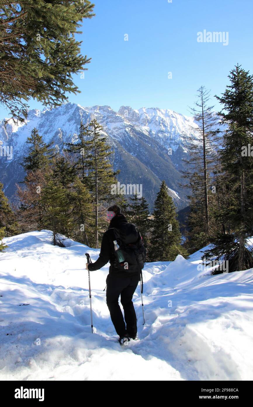 Winterwanderung 2 Frauen zum Grünkopf bei Mittenwald, Europa, Deutschland, Bayern, Oberbayern, Isartal, Karwendelgebirge Stockfoto