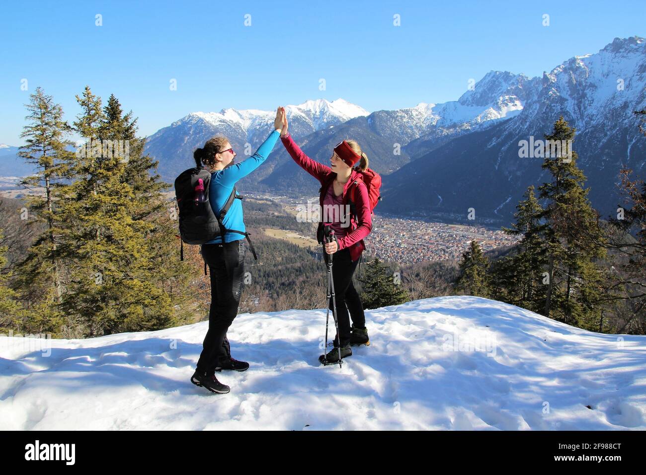 Winterwanderung 2 Frauen zum Grünkopf bei Mittenwald, Europa, Deutschland, Bayern, Oberbayern, Isartal, klatschend auf einem Berggipfel Stockfoto