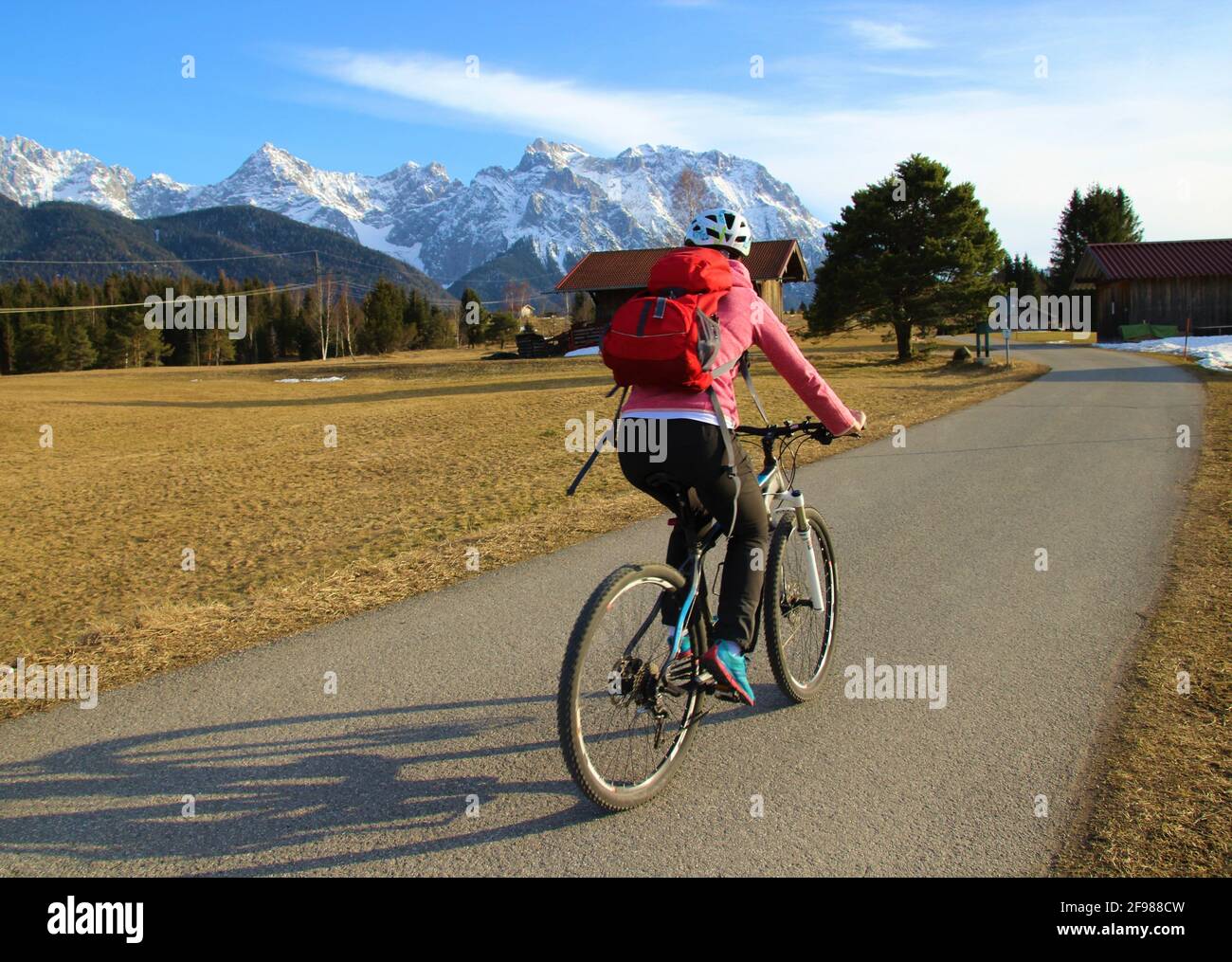 Radtour mit dem Mountainbike in den Höhennämmen bei Mittenwald, Deutschland, Bayern, Oberbayern, Isartal, Straße, Pfad, Fahrradhelm, Fahrrad, Karwendelgebirge, Blauer Himmel Stockfoto