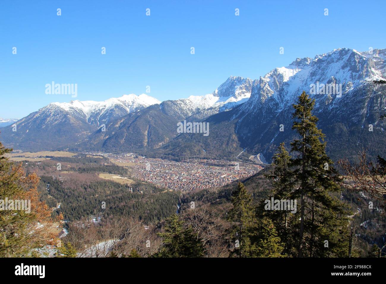 Winterwanderung zum Grünkopf bei Mittenwald, Europa, Deutschland, Bayern, Oberbayern, Isartal, Blick vom Grünkopf nach Mittenwald, Karwendel, Karwendelgebirge, Stockfoto