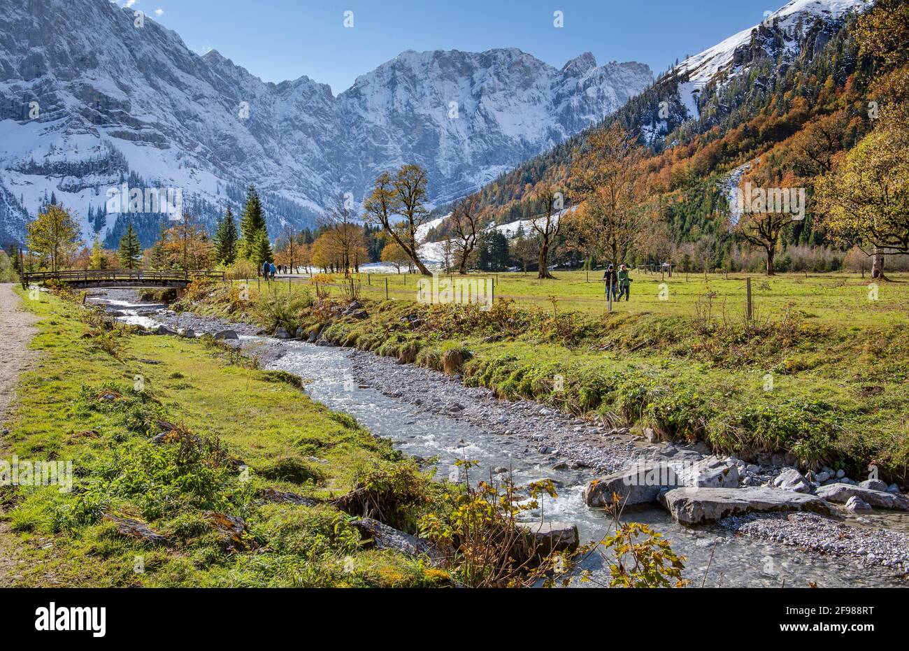 Herbstlandschaft am Großen Ahornboden mit Rissbach- und Karwendelgebirge im Risstal, Vomp, Tirol, Österreich Stockfoto