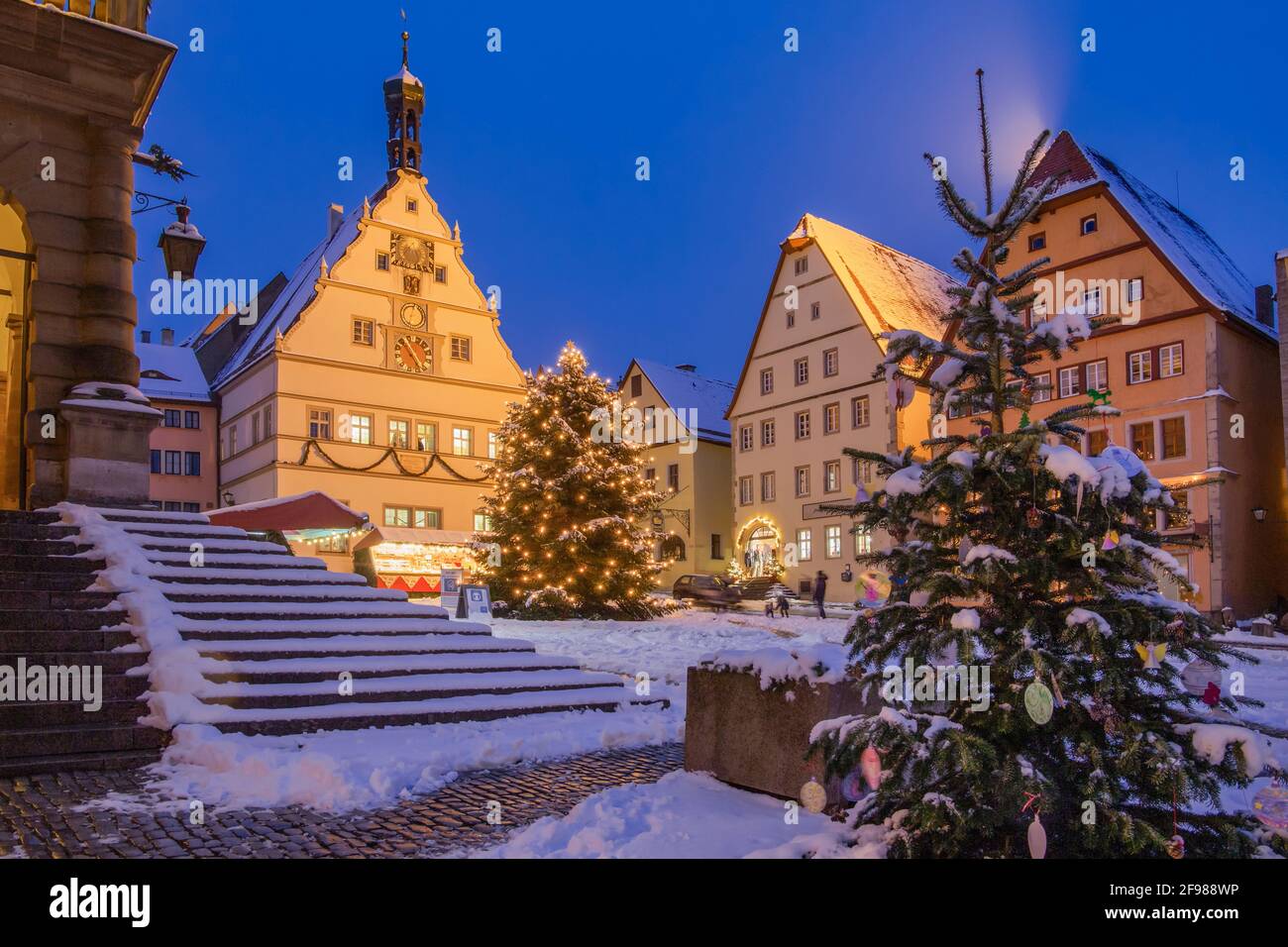 Weihnachtsbaum auf dem Marktplatz mit Ratstrinkstube, Rothenburg ob der Tauber, Altstadt, Taubertal, romantische Straße, Mittelfranken, Franken, Bayern, Deutschland Stockfoto