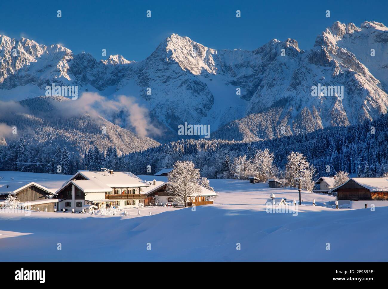 Winterlandschaft mit dem Weiler Gerold gegen das Karwendelgebirge, Krün, Werdenfelser Land, Oberbayern, Bayern, Deutschland Stockfoto