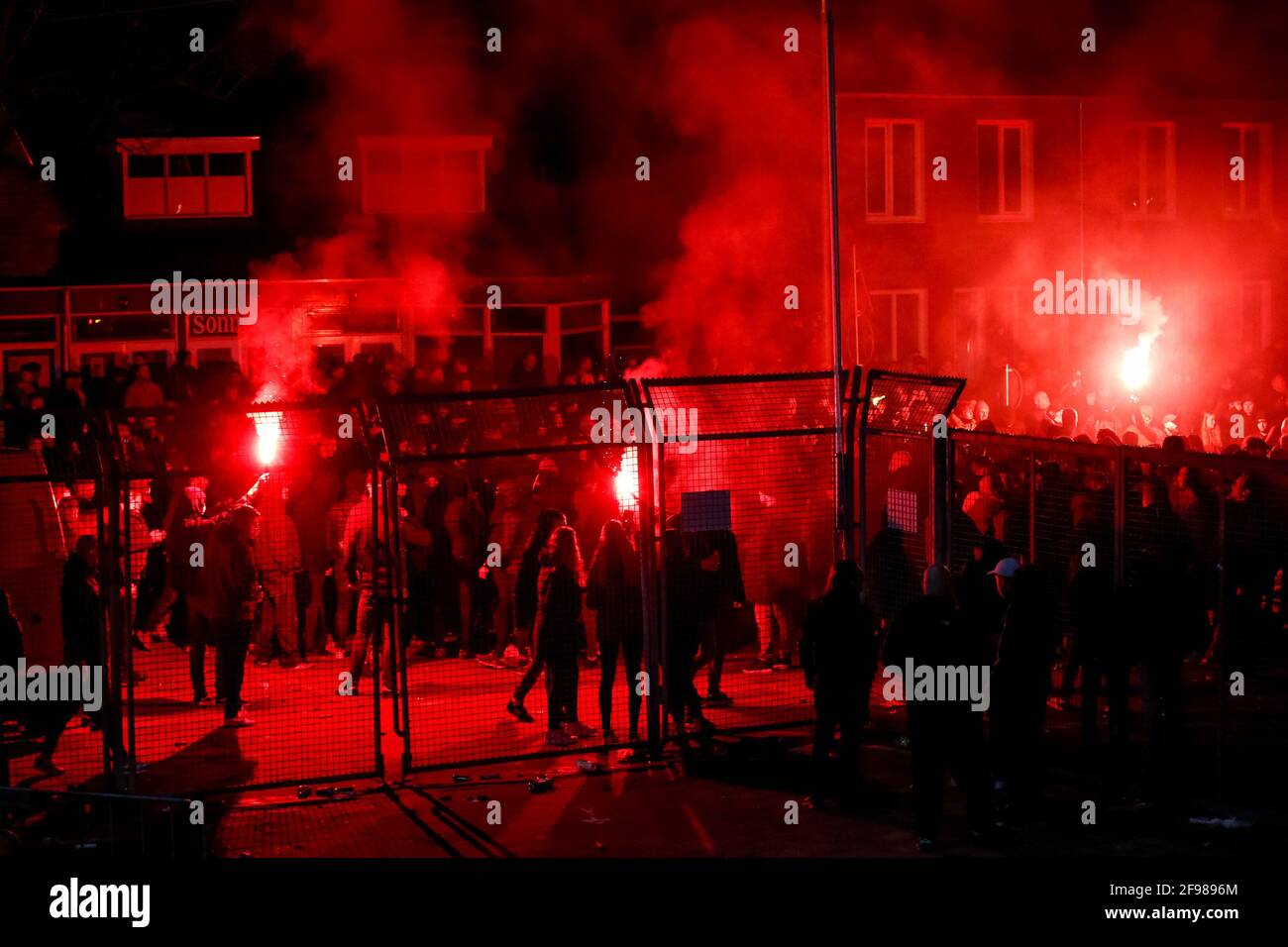 LEEUWARDEN, NIEDERLANDE - 16. APRIL: Fans von Cambuur zünden während des Keuken Kampioen Divisie-Spiels zwischen Cambuu ein Feuerwerk vor dem Stadion an Stockfoto