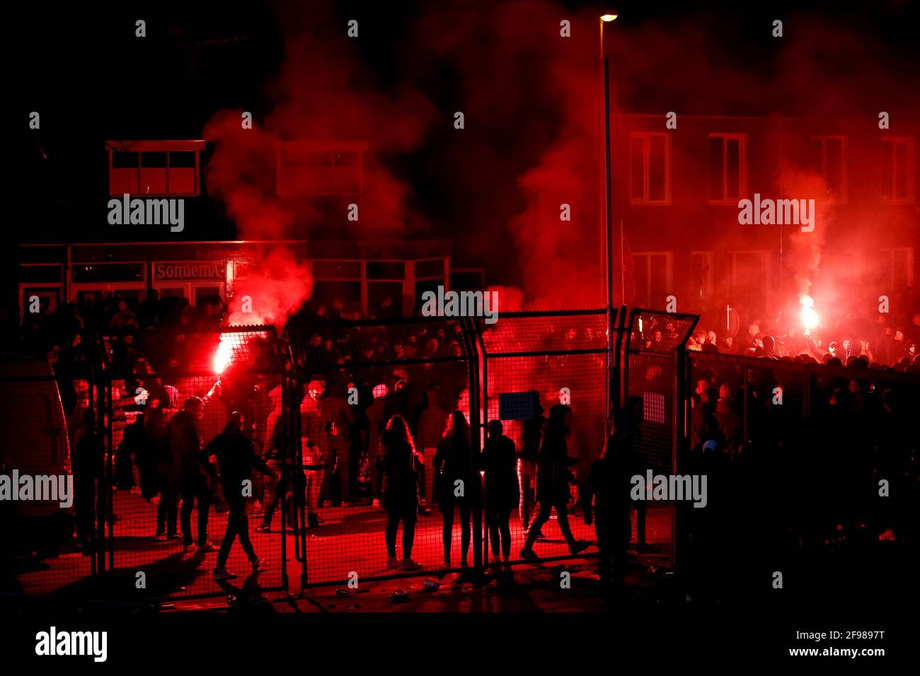 LEEUWARDEN, NIEDERLANDE - 16. APRIL: Fans von Cambuur zünden während des Keuken Kampioen Divisie-Spiels zwischen Cambuu ein Feuerwerk vor dem Stadion an Stockfoto