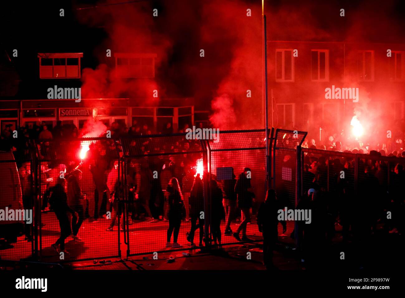 LEEUWARDEN, NIEDERLANDE - 16. APRIL: Fans von Cambuur zünden während des Keuken Kampioen Divisie-Spiels zwischen Cambuu ein Feuerwerk vor dem Stadion an Stockfoto