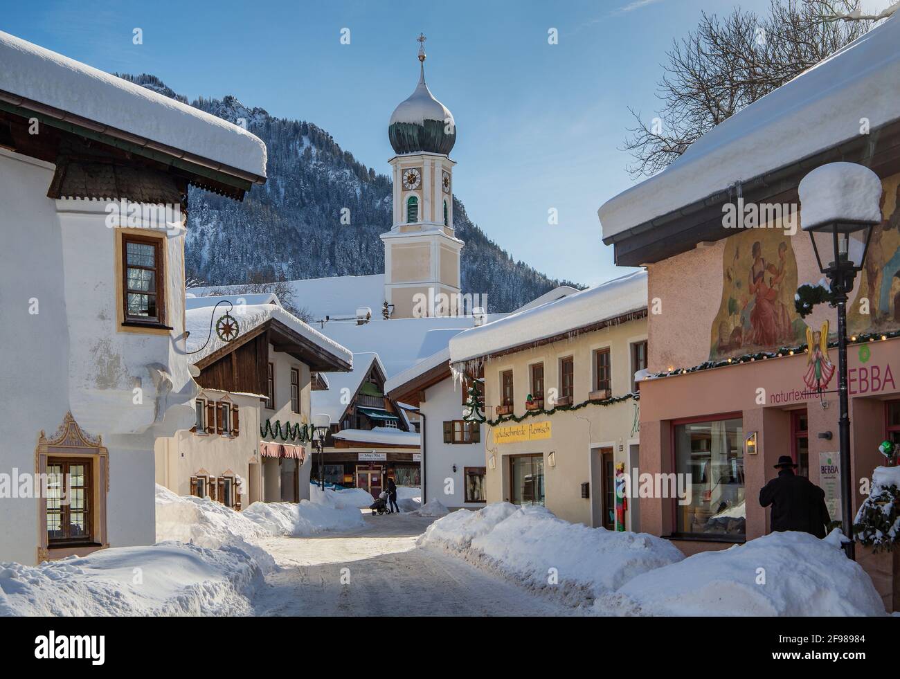 Straße mit Pfarrkirche, Oberammergau, Ammertal, Naturpark Ammergauer Alpen, Oberbayern, Bayern, Deutschland Stockfoto