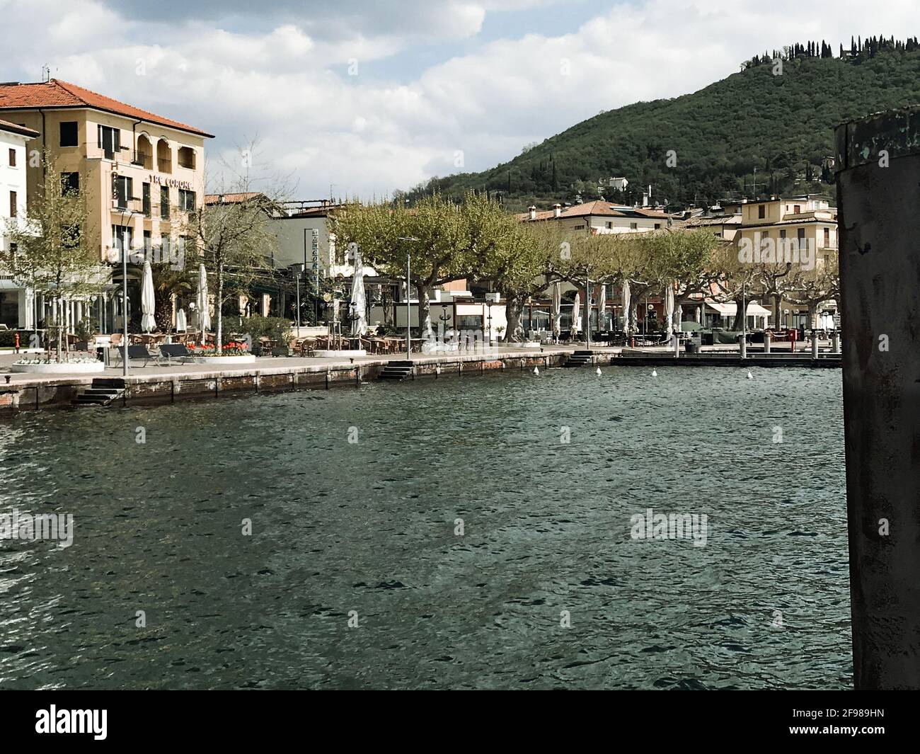 Garda, Italien. April 2021. Blick auf die Straße Lungo Lago Regina Adelaide in Garda Town, Norditalien (Region Venetien). Das klare und saubere Wasser, sonnige Strände, leicht zugänglich, aber vor allem die warme Temperatur, schöne Spaziergänge, machen den Gardasee in der Frühjahrssaison zu einem einzigartigen Ort, der Tausende von Touristen verzaubert hat. Heute, um zwei Uhr nachmittags, sind die Straßen leer von Menschen, Bars und Restaurants wurden während des Ausnahmezustands geschlossen -Lockdown Covid-19-, die bis zum 26. April, in Garda, Italien, am 16. April 2021. (FOTO) Quelle: ALEJANDRO SALA/Alamy Live News Stockfoto