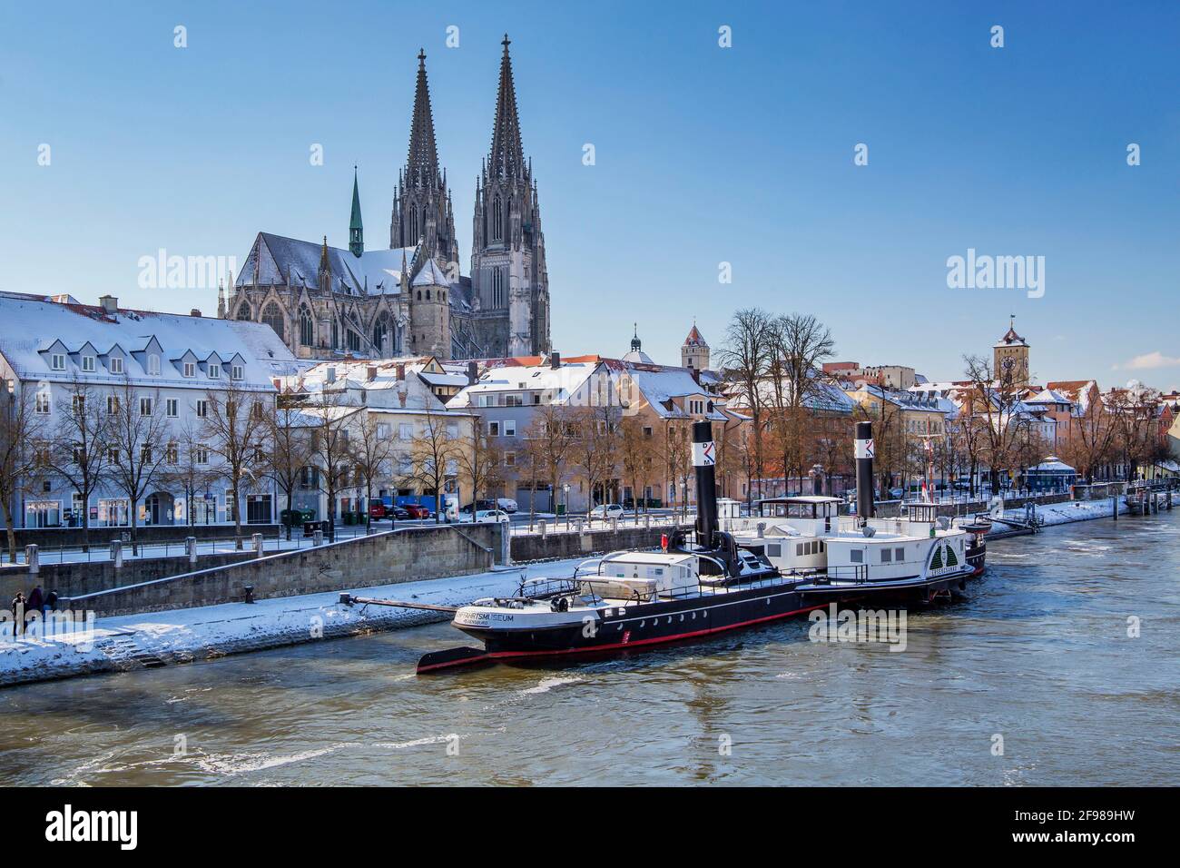 Uferpromenade am Donauufer vor der Altstadt mit Petersdom und Donau-Schifffahrtsmuseum, Regensburg, Donau, Oberpfalz, Bayern, Deutschland, UNESCO-Weltkulturerbe Stockfoto