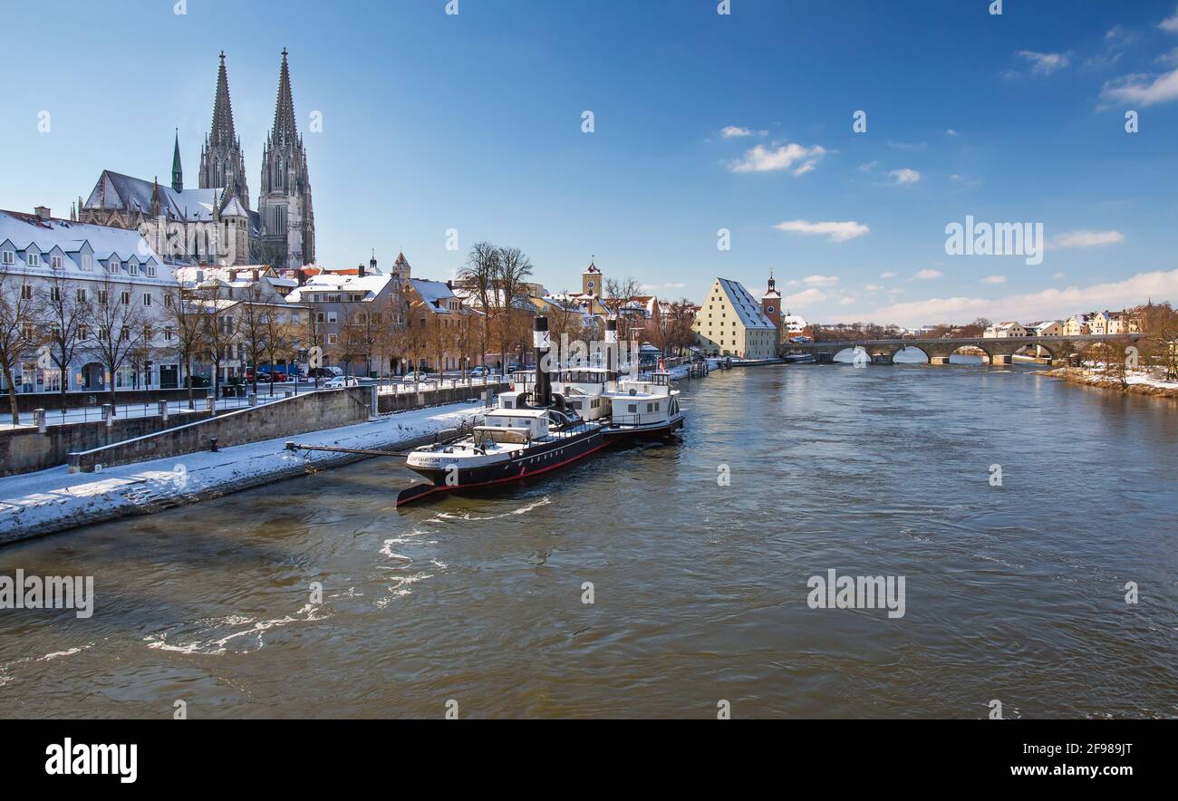 Uferpromenade am Donauufer vor der Altstadt mit Petersdom und Donau-Schifffahrtsmuseum, Regensburg, Donau, Oberpfalz, Bayern, Deutschland, UNESCO-Weltkulturerbe Stockfoto