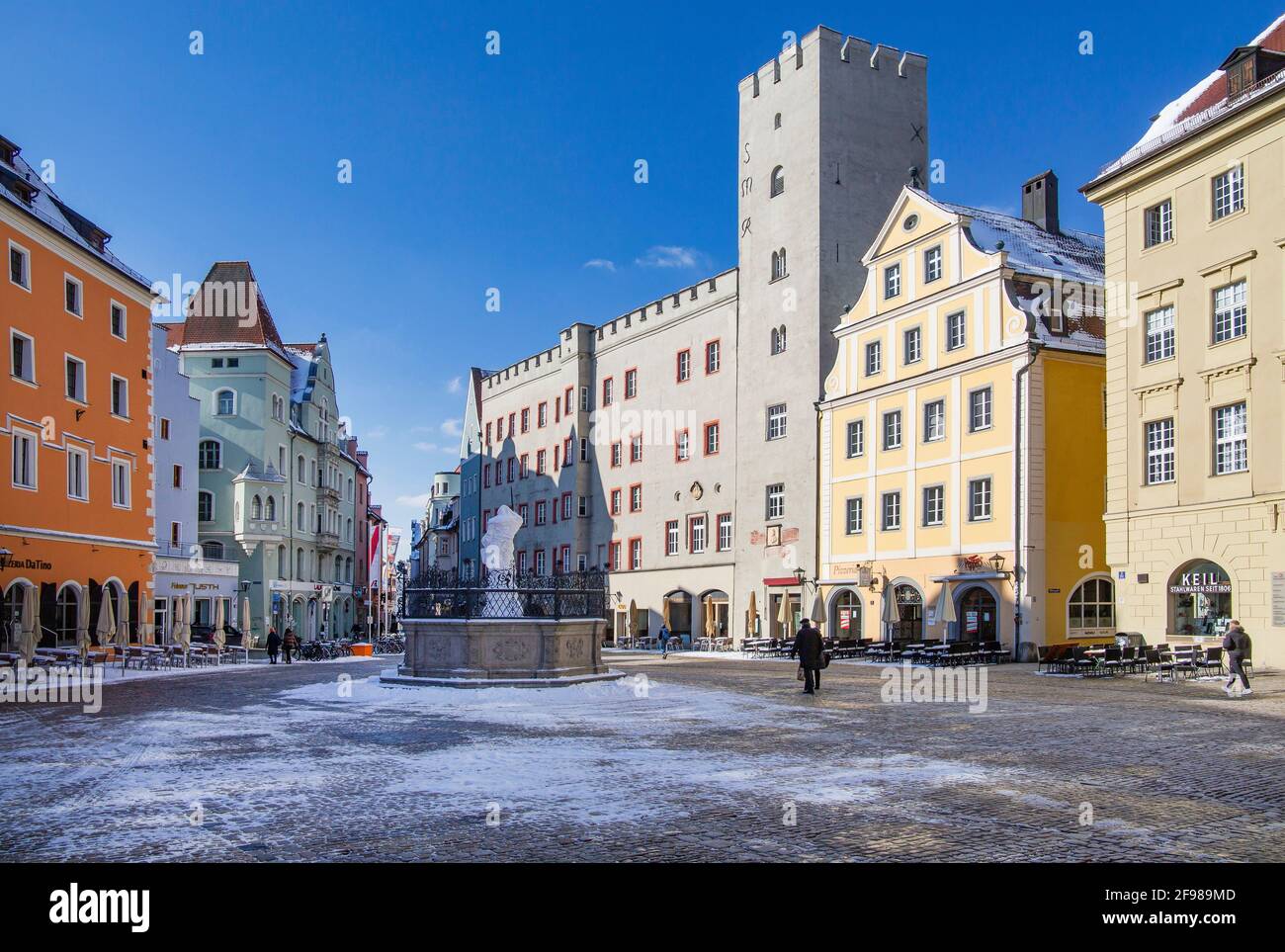 Haidplatz mit Goldenes Kreuz Patrizierschloss in der Altstadt, Regensburg, Donau, Oberpfalz, Bayern, Deutschland, UNESCO-Weltkulturerbe Stockfoto