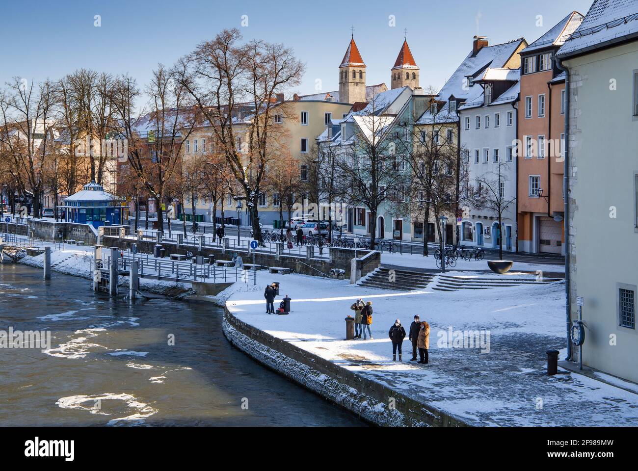 Promenade am Donauufer mit Türmen der Niedermünsterkirche in der Altstadt, Regensburg, Donau, Oberpfalz, Bayern, Deutschland, UNESCO-Weltkulturerbe Stockfoto