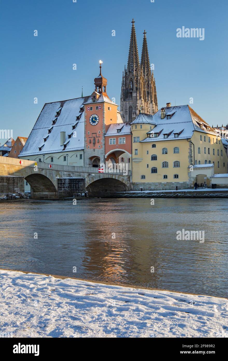 Uferpromenade am Donauufer mit Steinbrücke, Stadttor und Petersdom in der Altstadt, Regensburg, Donau, Oberpfalz, Bayern, Deutschland, UNESCO-Weltkulturerbe Stockfoto