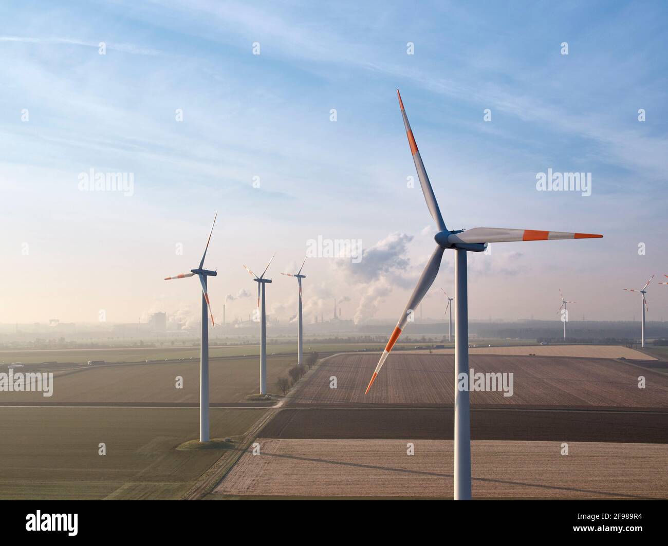 Deutschland, Niedersachsen, Salzgitter, Windpark, Luftbild, Im Hintergrund Stahlwerk der Salzgitter AG. Stockfoto