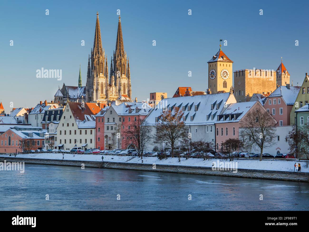 Uferpromenade am Donauufer mit Petersdom und Goldener Turm in der Altstadt, Regensburg, Donau, Oberpfalz, Bayern, Deutschland, UNESCO-Weltkulturerbe Stockfoto