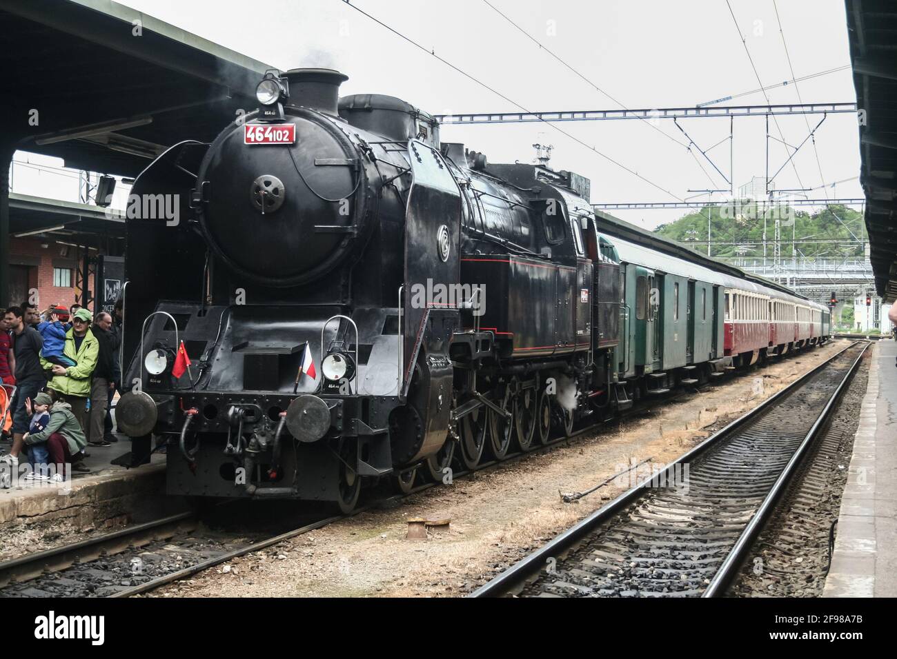 KURIM, TSCHECHIEN - 10. MAI 2014: Dampflokomotive, die einen historischen Zug zieht, eine ehemalige tschechoslowakische Eisenbahn (CSD) besteht während einer historischen Probe von Stockfoto