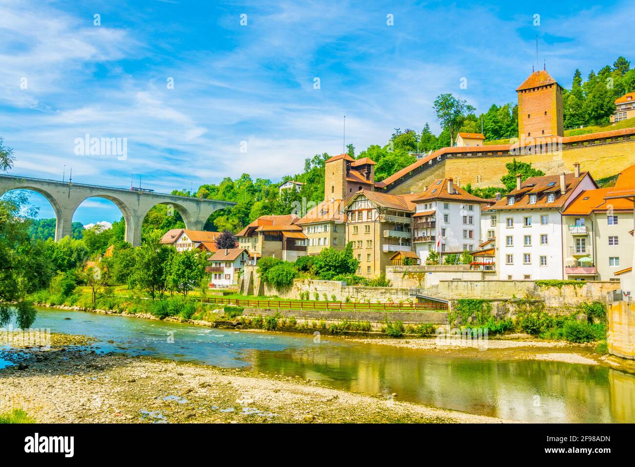 Pont de Zaehringen über dem Sarine-Tal in Freiburg, Schweiz Stockfoto
