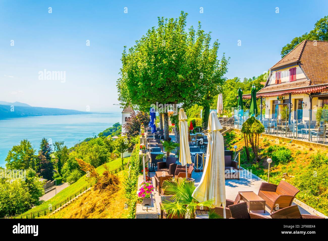Blick auf den Genfer See von einem Restaurant am Hang Des Mont Pelerin in  der Schweiz Stockfotografie - Alamy