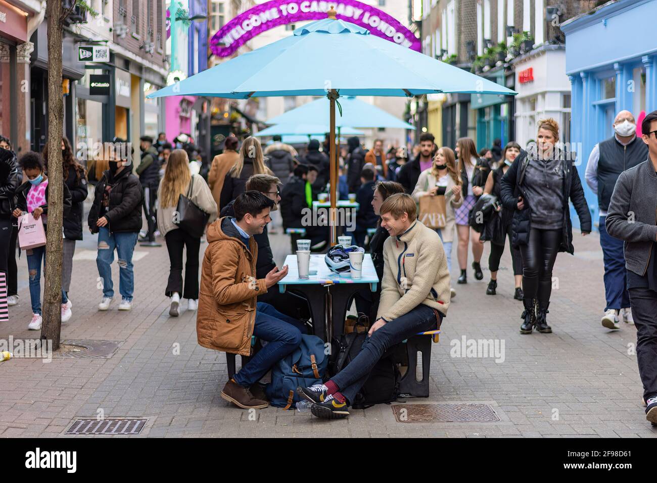 London, Großbritannien. April 2021. Menschen, die in der Gegend um die Carnaby Street essen und trinken, strömen zurück in Pubs und Restaurants, da die Sperrbeschränkungen am Montag, den 12. April, gelockert wurden. Kredit: SOPA Images Limited/Alamy Live Nachrichten Stockfoto