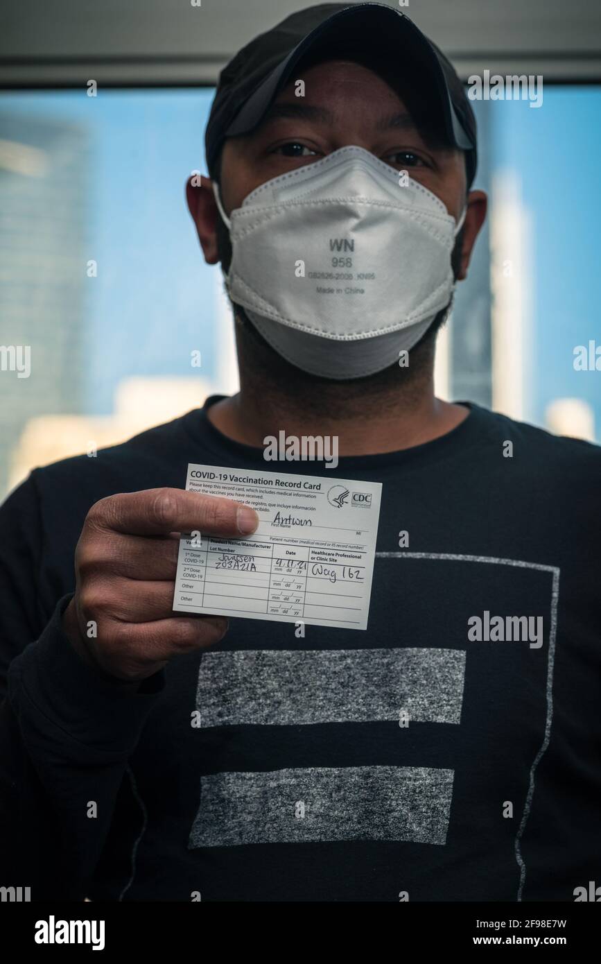 Ein schwarzer Mann zeigt seinen Impfpass 19, der eine Dosis von Janssen (Johnson und Johnson) in Chicago, IL, am 16. April 2021 zeigt. Stockfoto