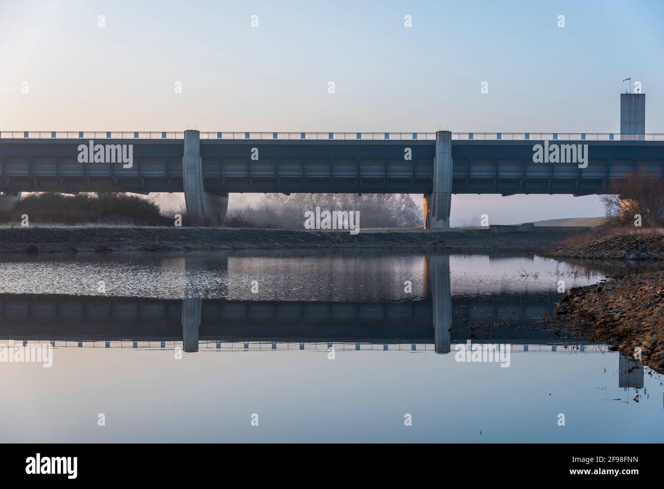 Deutschland, Sachsen-Anhalt, Glindenberg, Trogbrücke an der Wasserstraße Magdeburg fließt an dieser Stelle der Mittellandkanal über die Elbe Stockfoto