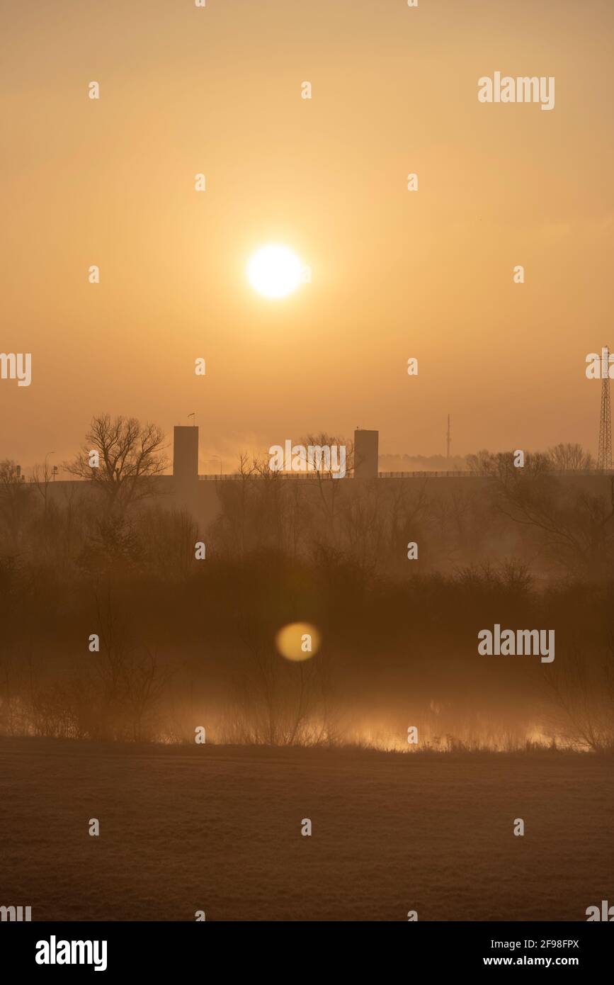 Deutschland, Sachsen-Anhalt, Glindenberg, Magdeburger Wasserstraße Kreuzung bei Sonnenaufgang fließt der Mittellandkanal an dieser Stelle in einer Trogbrücke über die Elbe Stockfoto