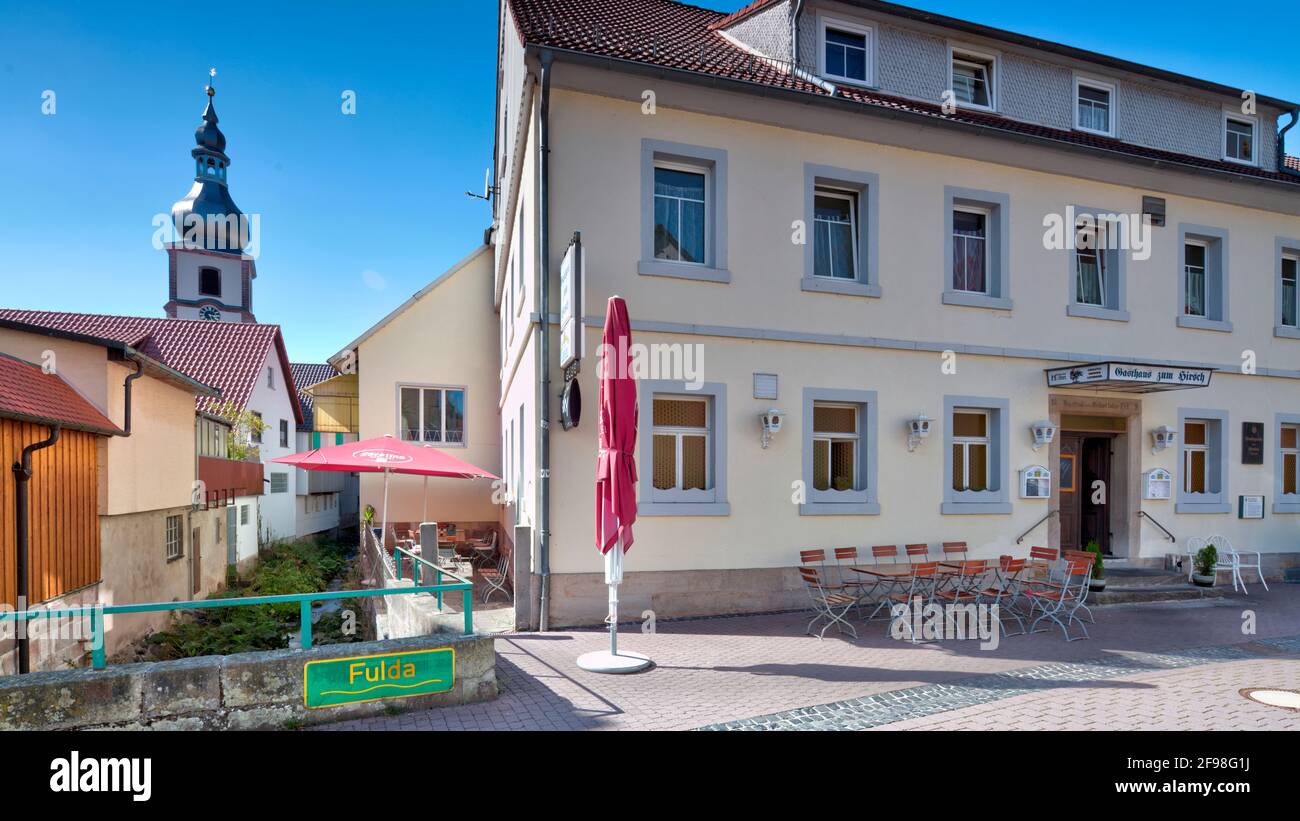 Gasthaus zum Hirsch, Bach, Fulda, Blick auf die Stadt, Hausfassade, kirchturm, Gersfeld, Kreis Fulda, Hessen, Deutschland, Europa Stockfoto