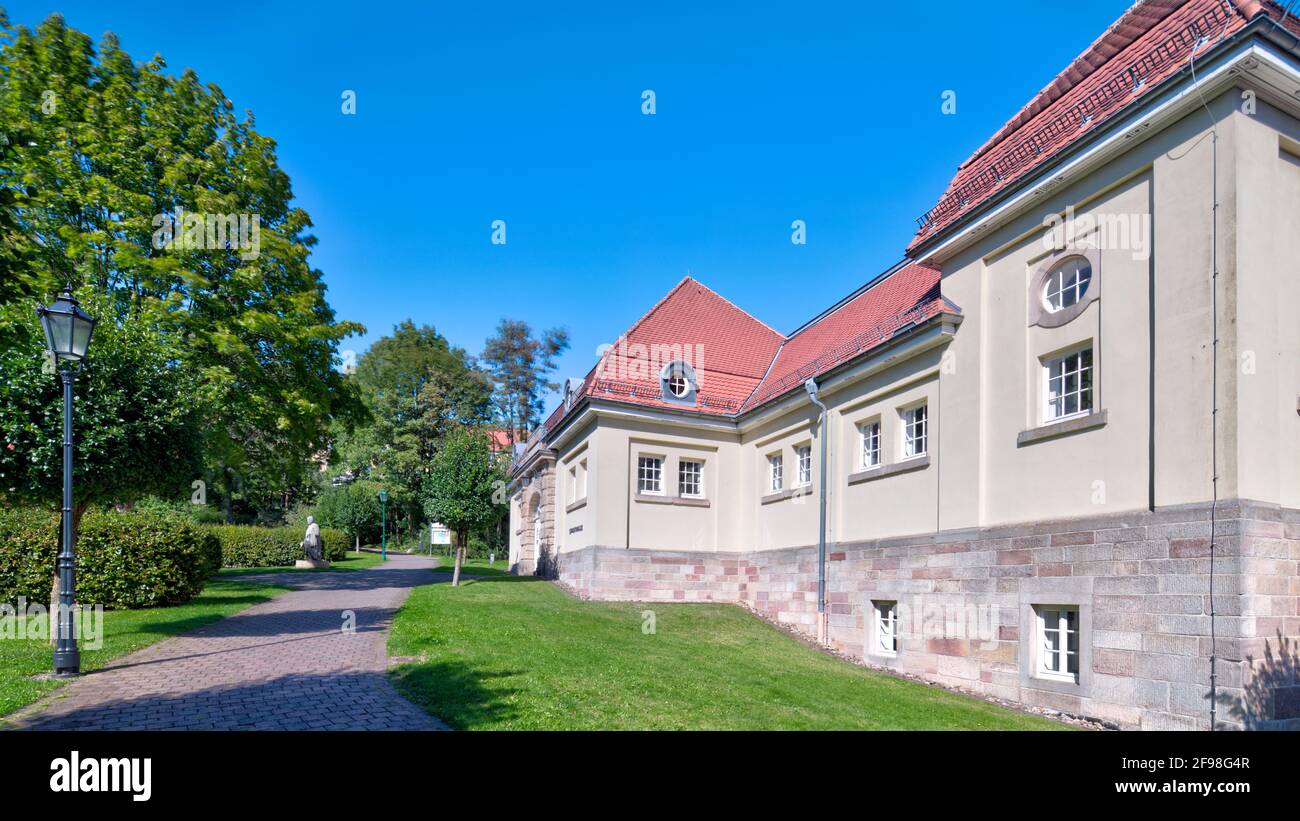 Rathaus, ehemalige Reithalle, Pub-Statue, Schlossgelände, Grünfläche, Garten, Gersfeld, Kreis Fulda, Hessen, Deutschland, Europa Stockfoto