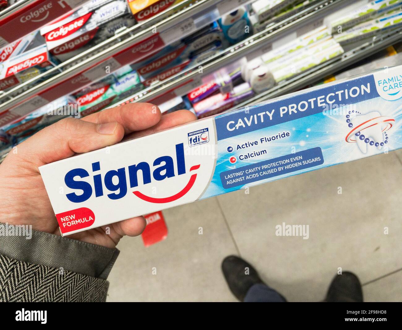 BELGRAD, SERBIEN - 13. APRIL 2021: Signal-Logo auf Verpackungen von  Zahnpasta zum Verkauf. Signal ist eine amerikanische Marke für  unilever-Zahnreinigung Stockfotografie - Alamy