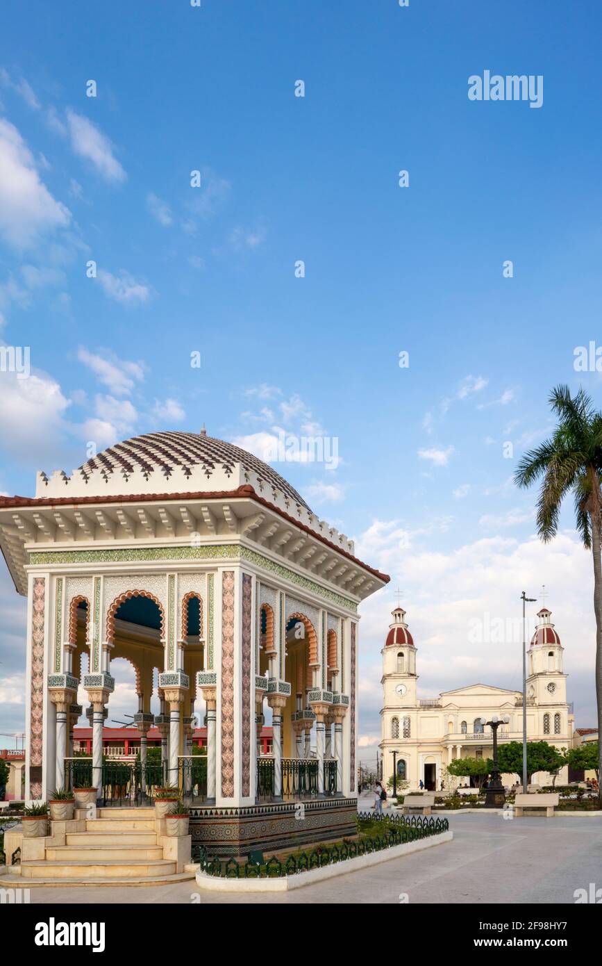 Central Park Parque Céspedes in Manzanillo mit Kathedrale, Granma, Kuba Stockfoto
