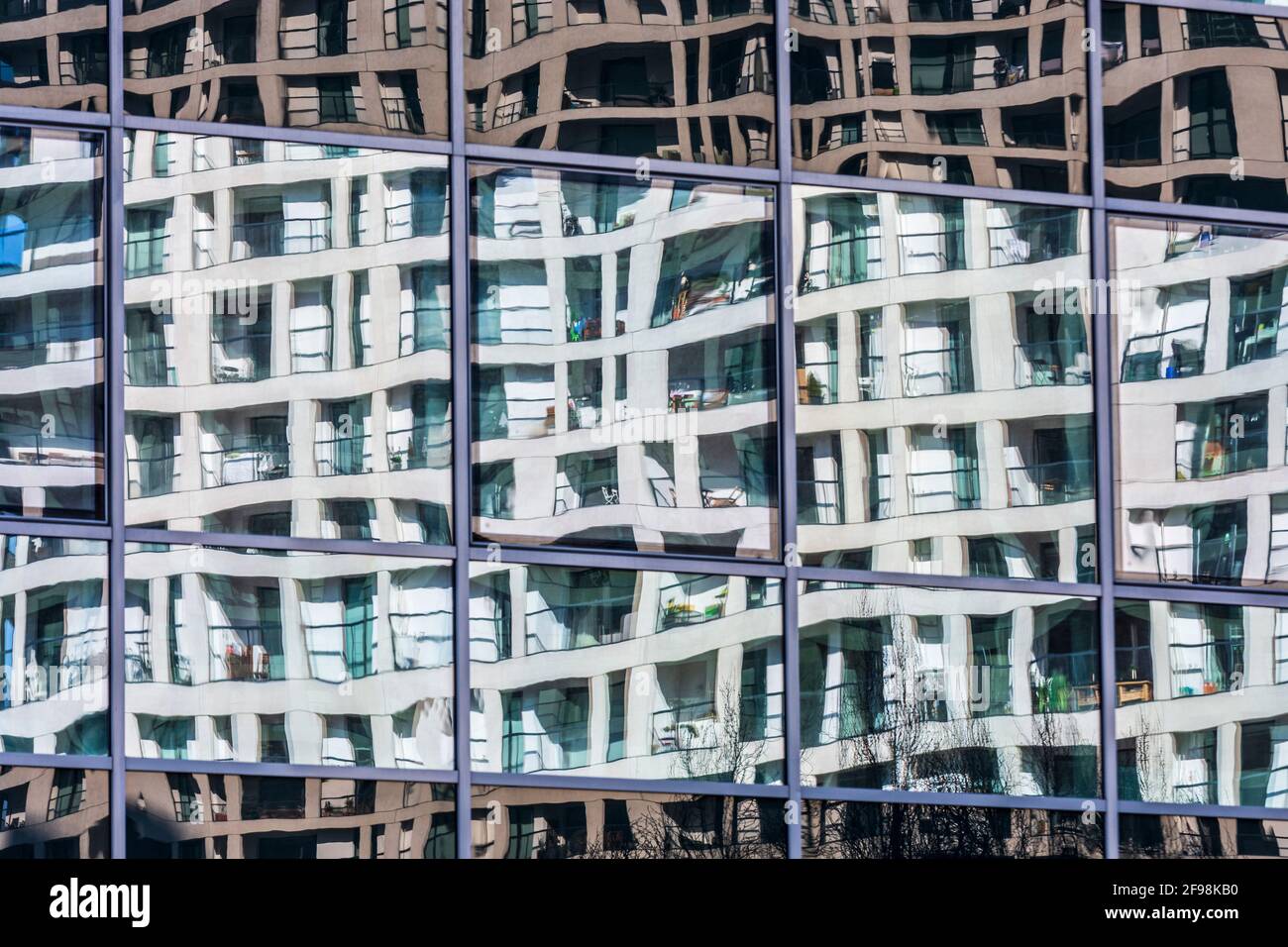 Wien, Spiegeleffekt des Wohnhauses DC Wohnen in Donau City, Loggien, Betonfassade 22. Donaustadt, Wien / Wien, Österreich Stockfoto