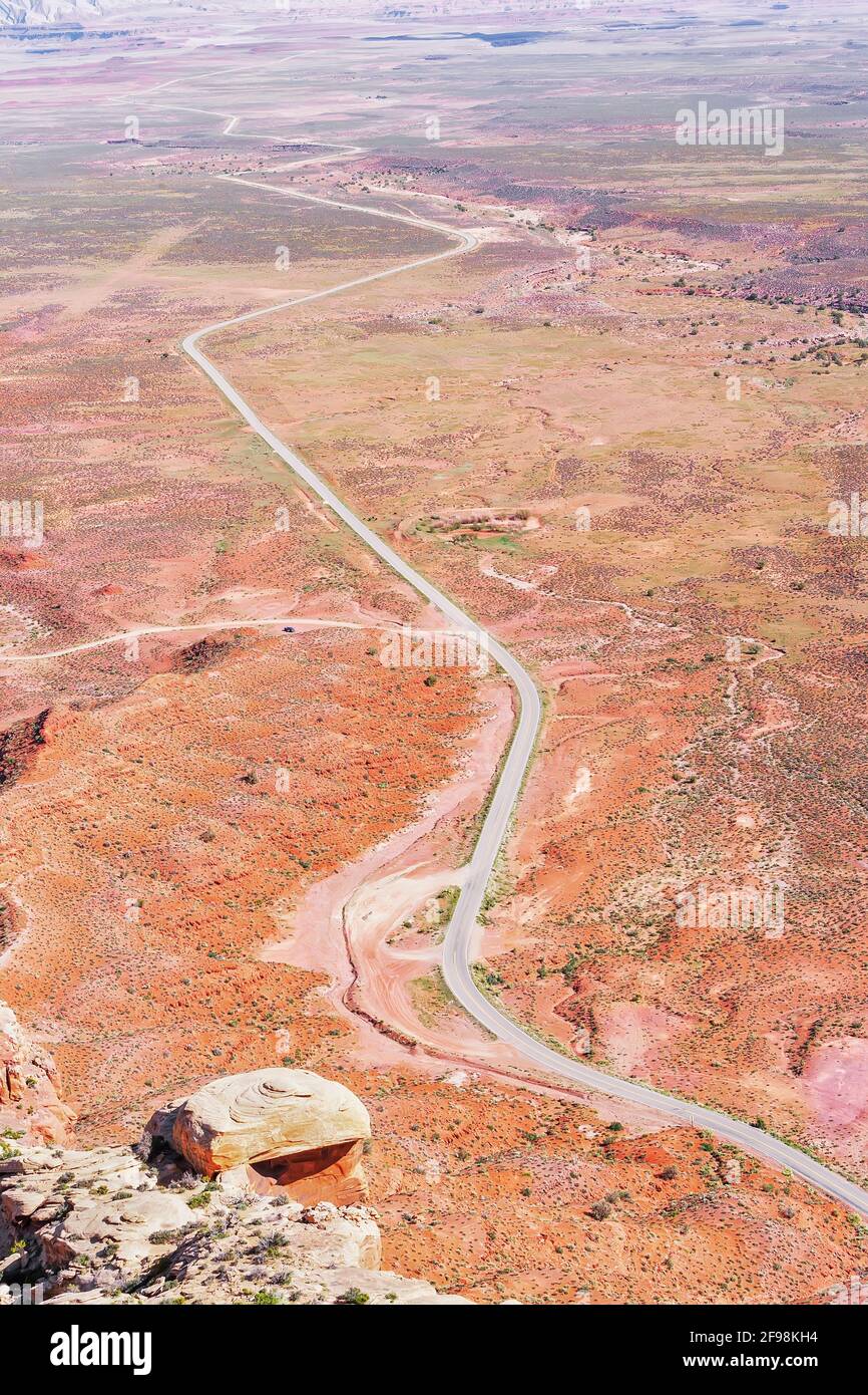 Kurvenreiche Fahrbahn, die durch Valley of the Gods, Utah, USA, Stockfoto