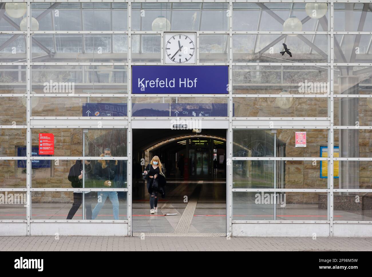Krefeld, Nordrhein-Westfalen, Deutschland - Krefelder Hauptbahnhof in Zeiten der Koronakrise mit der zweiten Sperre Stockfoto