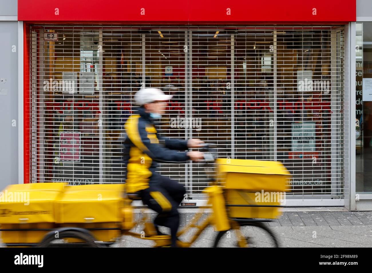 Krefeld, Nordrhein-Westfalen, Deutschland - Krefelder Innenstadt in Zeiten der Koronakrise während der zweiten Schließung sind die meisten Geschäfte geschlossen, einige Geschäfte leer, Postboten mit Fahrrädern an der Hochstraße, der Haupteinkaufsstraße. Stockfoto