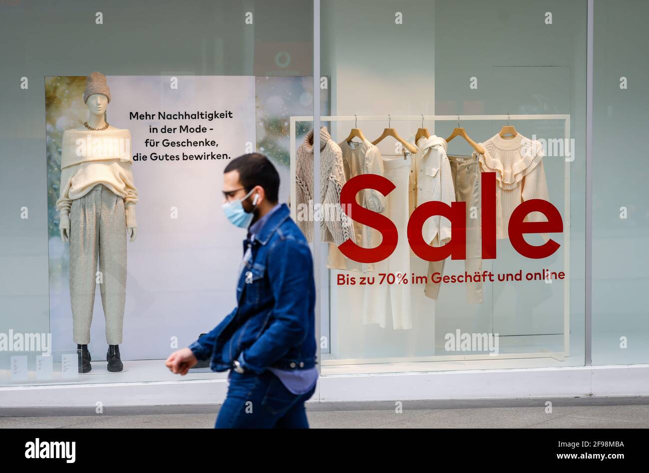 Krefeld, Nordrhein-Westfalen, Deutschland - Krefelder Innenstadt in Zeiten der Koronakrise während der zweiten Sperre sind die meisten Geschäfte geschlossen, nur wenige Passanten laufen auf der Hochstraße, der Haupteinkaufsstraße. Stockfoto