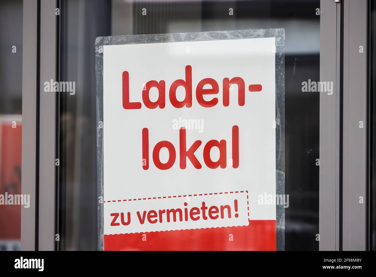 Krefeld, Nordrhein-Westfalen, Deutschland - Krefelder Innenstadt in Zeiten der Koronakrise während der zweiten Schließung sind die meisten Geschäfte geschlossen, einige Geschäfte leer, Geschäfte zu vermieten in der Hochstraße, der Haupteinkaufsstraße. Stockfoto