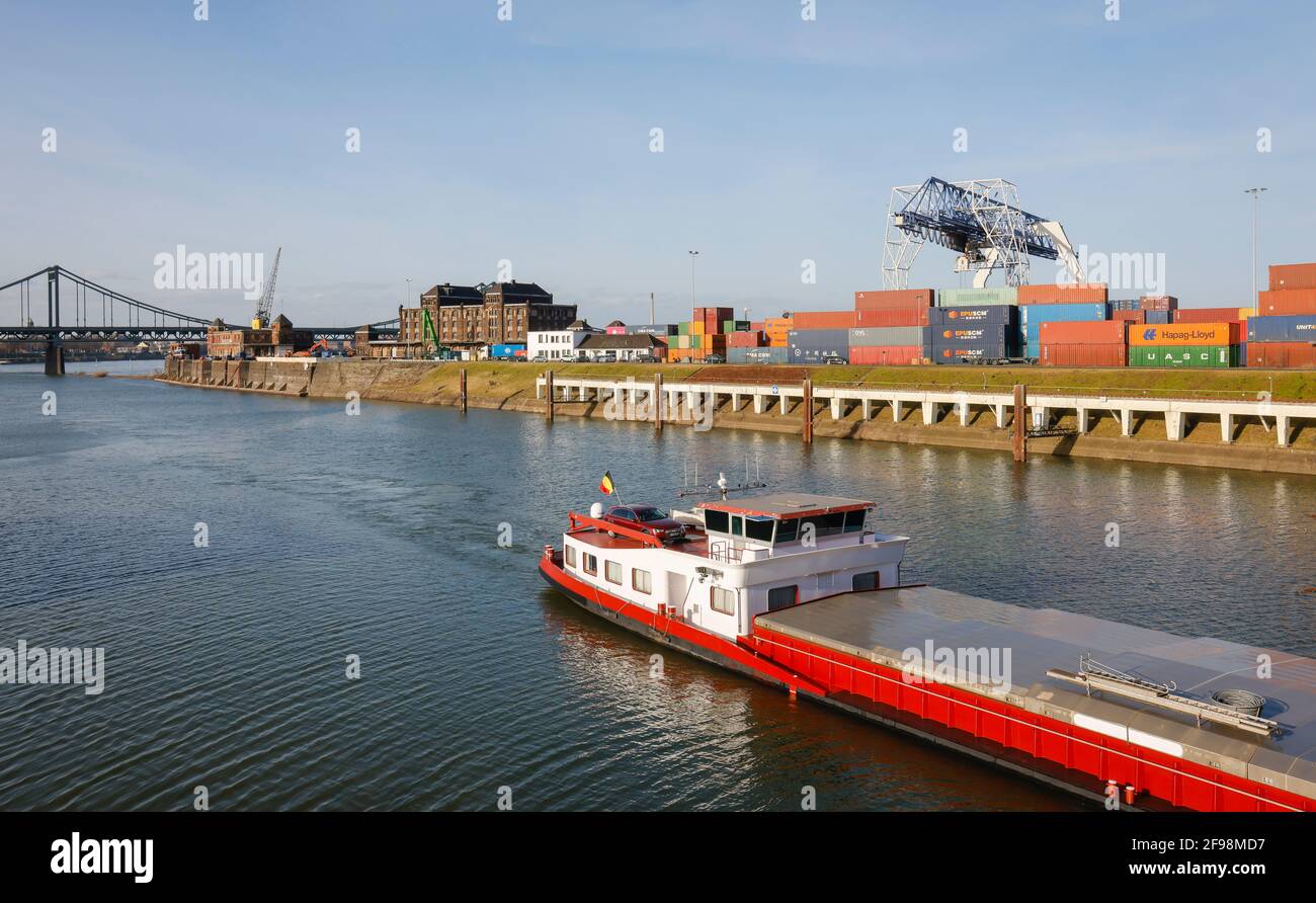 Krefeld, Nordrhein-Westfalen, Deutschland - der Rheinhafen Krefeld ist der viertgrößte Hafen in Nordrhein-Westfalen, ein Frachtschiff fährt am KCT Krefelder Container Terminal vorbei, hinter der Krefeld-Uerdinger Brücke über den Rhein. Stockfoto