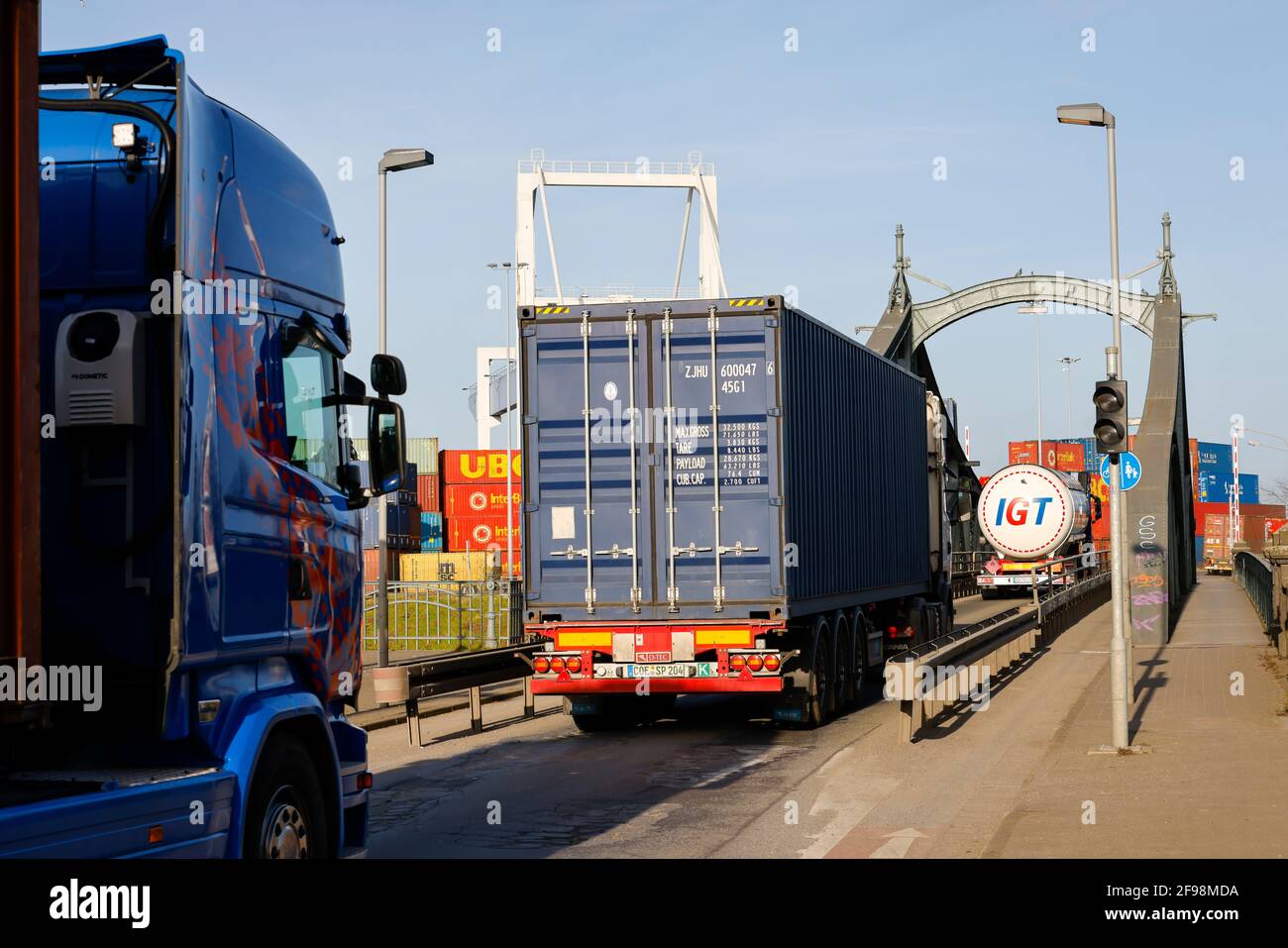 Krefeld, Nordrhein-Westfalen, Deutschland - der Rheinhafen Krefeld ist der viertgrößte Hafen in Nordrhein-Westfalen, Container-Lkw fahren über die historische Drehbrücke zum KCT Krefeld Container Terminal. Stockfoto