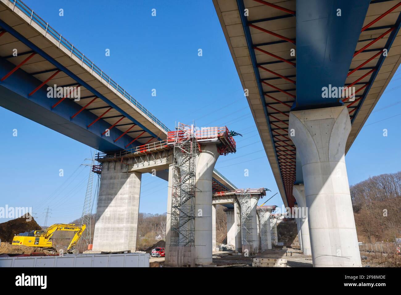 Hagen, Nordrhein-Westfalen, Deutschland - Neubau der Autobahnbrücke A45 Lennetal, die 1000m lange Lennetalbrücke, wird am 5. März mit Hilfe von Hydraulikaggregaten von den provisorischen Pfeilern auf die endgültigen Brückenpfeilern verlegt. Stockfoto