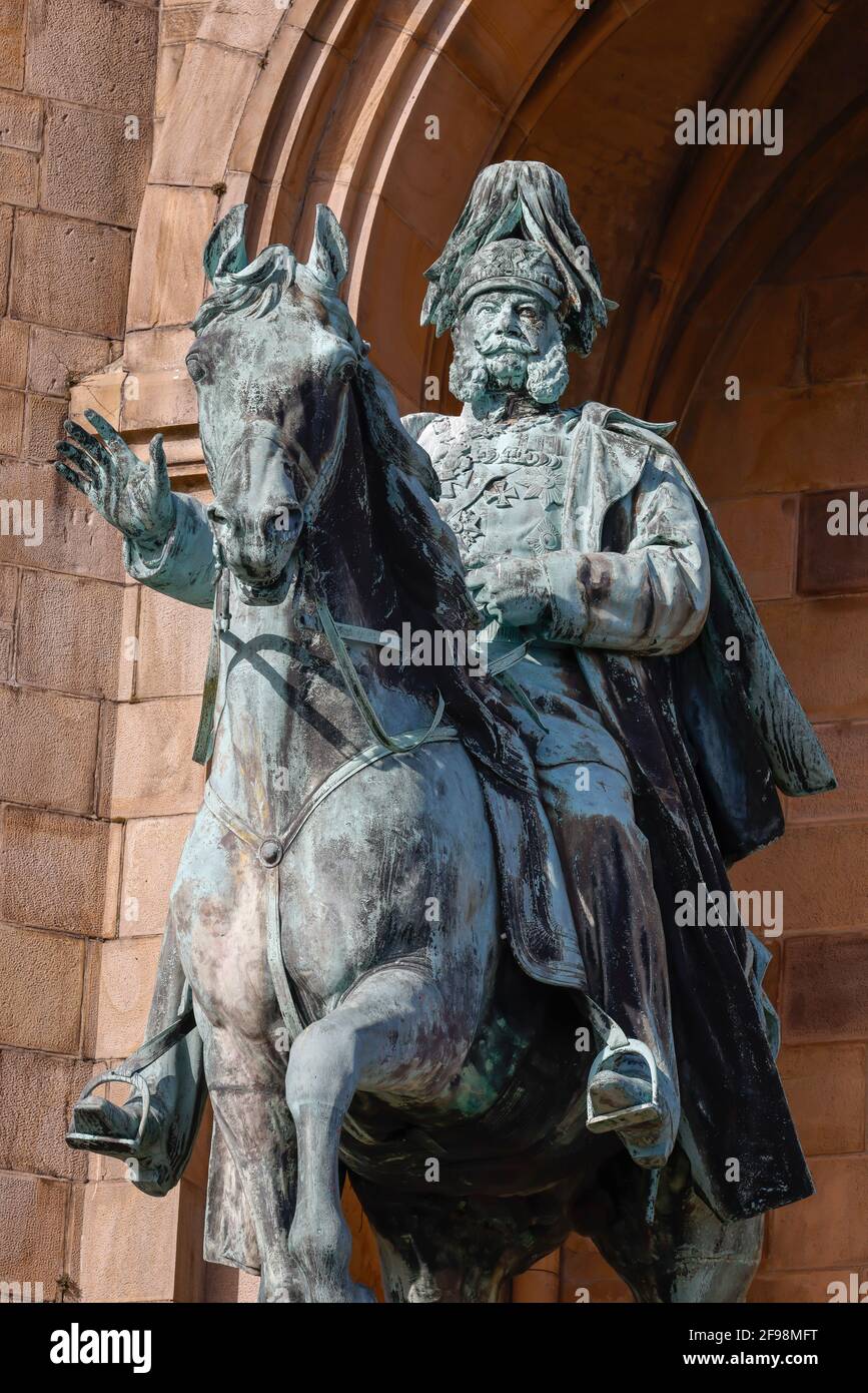 Dortmund, Nordrhein-Westfalen, Deutschland - Kaiser-Wilhelm-Denkmal auf der Hohensyburg wurde das Kaiser-Wilhelm-Denkmal, das 1902 enthüllt wurde, zum Gedenken an den Sieg des Deutschen Reiches im Deutsch-Französischen Krieg von 1870-1871 errichtet und zeigt die Kaiserpferde, die vor einem 34 Meter hohen Turm sitzen. Stockfoto