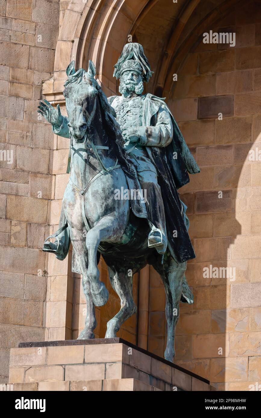 Dortmund, Nordrhein-Westfalen, Deutschland - Kaiser-Wilhelm-Denkmal auf der Hohensyburg wurde das Kaiser-Wilhelm-Denkmal, das 1902 enthüllt wurde, zum Gedenken an den Sieg des Deutschen Reiches im Deutsch-Französischen Krieg von 1870-1871 errichtet und zeigt die Kaiserpferde, die vor einem 34 Meter hohen Turm sitzen. Stockfoto