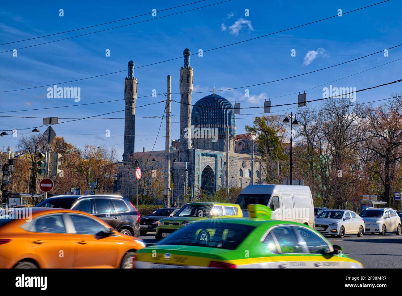 Die Moschee befindet sich in der Innenstadt von St. Petersburg, so dass die azurblaue Kuppel von der Trinity Bridge über die Neva perfekt sichtbar ist. Es kann U unterbringen Stockfoto